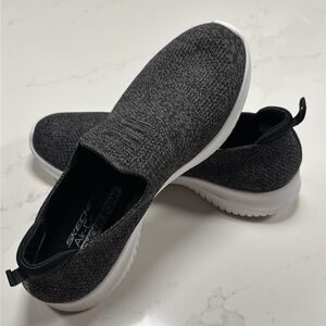 Sketchers Air-Cool Memory Foam Slip on Women’s Sneakers. Size 9.5